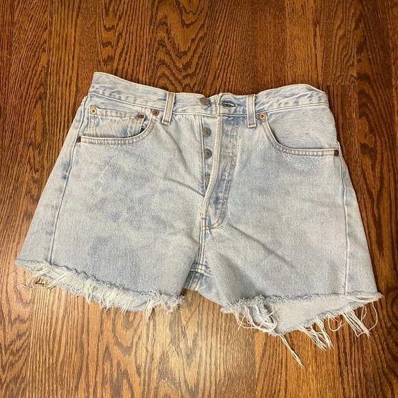 Vintage Levi 501 Light Denim Shorts in 31 (Fits current day 28) - Picture 2 of 5